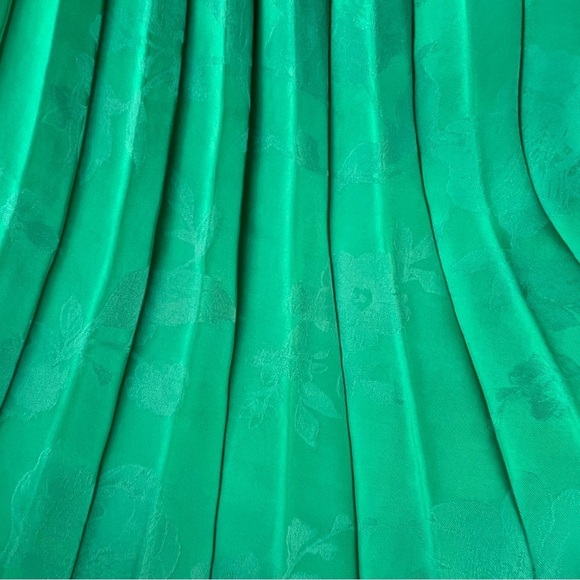 NWT Banana Republic Radiant One
Shoulder Top - M elegant Green Pleated - Picture 7 of 13